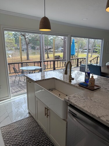 Waterfront Modern Reservoir Retreat with boat dock & fishing pier, Pet Friendly