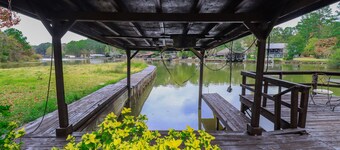 Waterfront Modern Reservoir Retreat with boat dock & fishing pier, Pet Friendly
