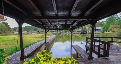 Waterfront Modern Reservoir Retreat with boat dock & fishing pier, Pet Friendly