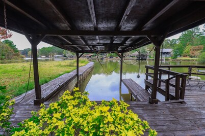 Waterfront Modern Reservoir Retreat with boat dock & fishing pier, Pet Friendly