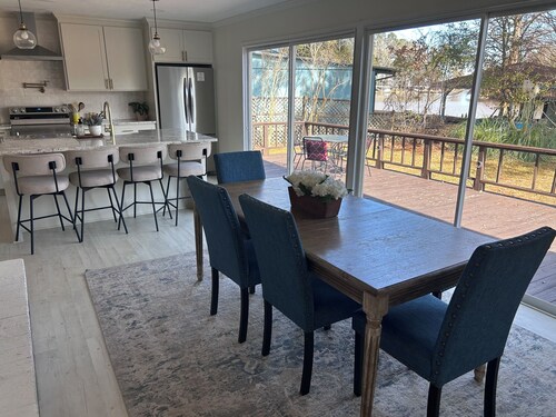 Waterfront Modern Reservoir Retreat with boat dock & fishing pier, Pet Friendly