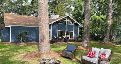 Waterfront Modern Reservoir Retreat with boat dock & fishing pier, Pet Friendly
