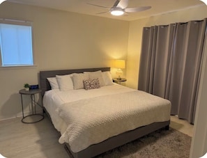 4 Schlafzimmer, Schreibtisch, Bügeleisen/Bügelbrett, Reisekinderbett