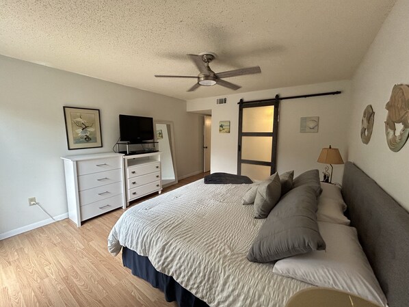 3 habitaciones, tabla de planchar con plancha, wifi y ropa de cama