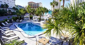 Een verwarmd zwembad