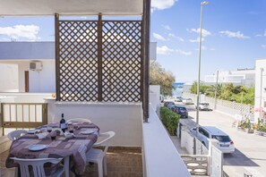Outdoor dining - Torre Lapillo Apartment Sea View (Porto Cesareo)