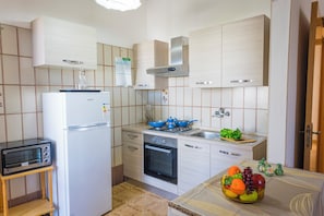 Standard-Haus, Mehrere Schlafzimmer (Torre Lapillo Apartment Sea View) | Eigene Küche | Kühlschrank, Ofen, Herdplatte, Wasserkocher mit Kaffee-/Teezubehör
