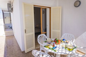 Standard House, Multiple Bedrooms (Torre Lapillo Apartment Sea View) | Outdoor dining