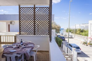 Standard-Haus, Mehrere Schlafzimmer (Torre Lapillo Apartment Sea View) | Speisen im Freien