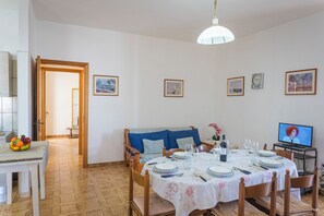 Standard House, Multiple Bedrooms (Torre Lapillo Apartment Sea View) | Dining