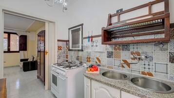 Frigorífico, horno, placa de cocina y cafetera o tetera