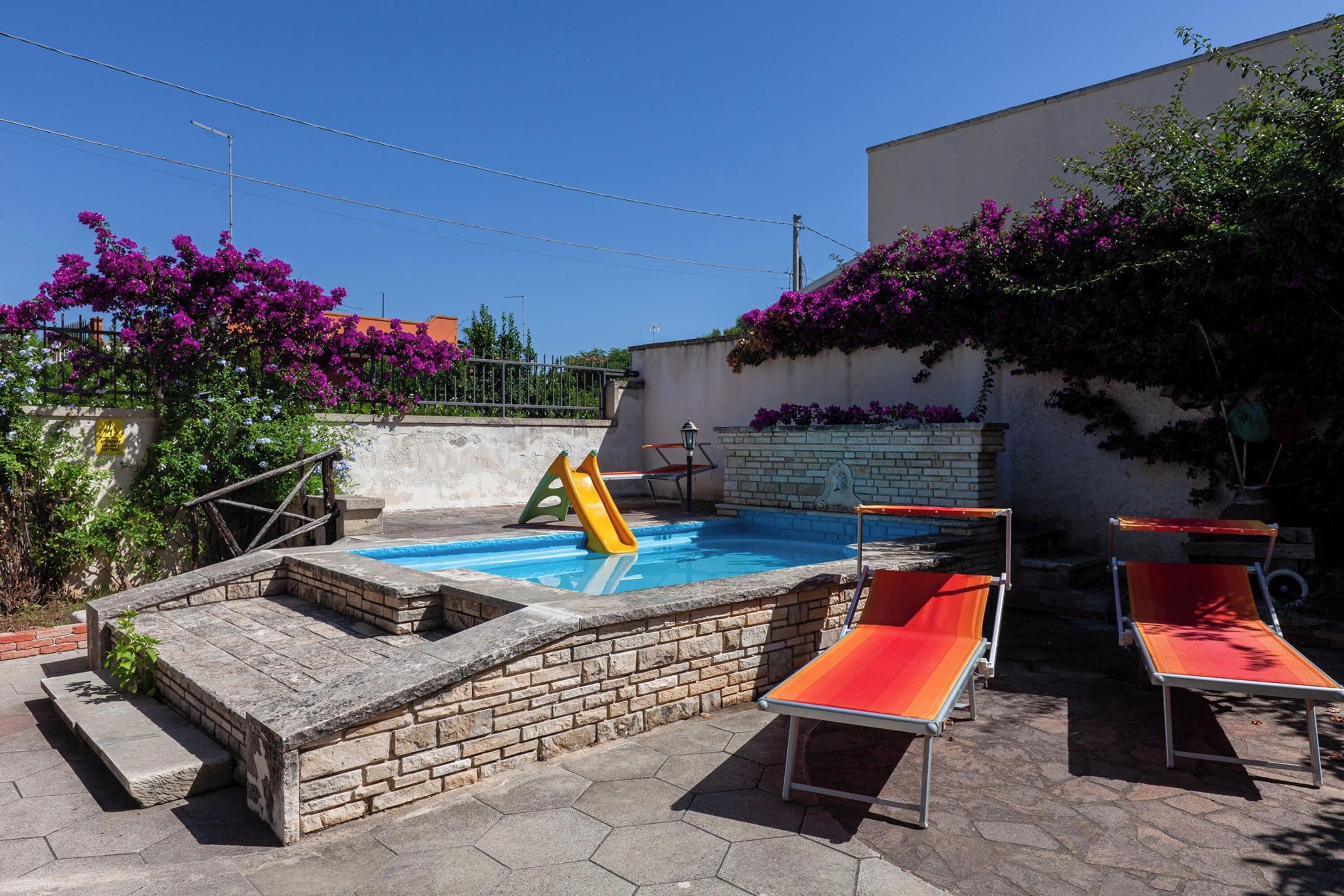 Una piscina al aire libre de temporada