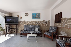21-inch flat-screen TV with cable channels - Villa Erika with private pool and garden (Lecce)