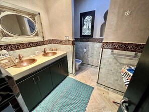 Dusche, Handtücher, Seife, Toilettenpapier