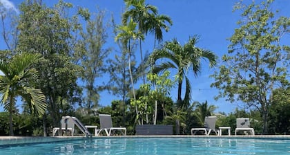 7mile-Island Hideaway-2bed/2bath-King & Queen Beds-Pool-walk to beach & shops!