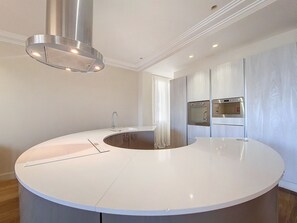 Réfrigérateur, four à micro-ondes, un four, lave-vaisselle