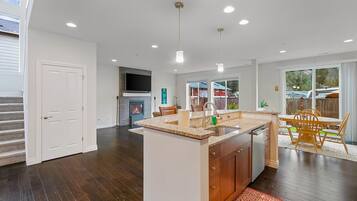 Deluxe House | Private kitchen | Fridge, microwave, oven, stovetop
