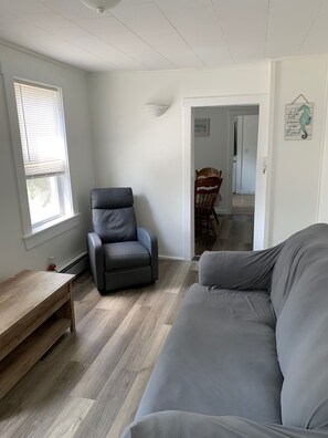 Smart TV, books - Ocean view 2 bedroom apartment (Old Orchard Beach)