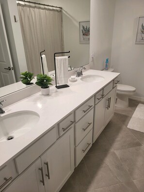 淋浴设施、吹风机、毛巾、肥皂