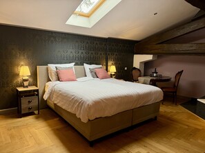 Habitación superior con 1 cama doble o 2 individuales | Ropa de cama de alta calidad, escritorio, cortinas opacas