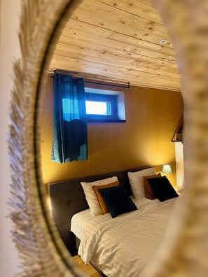 Premium bedding, desk, blackout curtains, soundproofing - Pax & Amor - Boutique B&B (Mazerolles-du-Razès)
