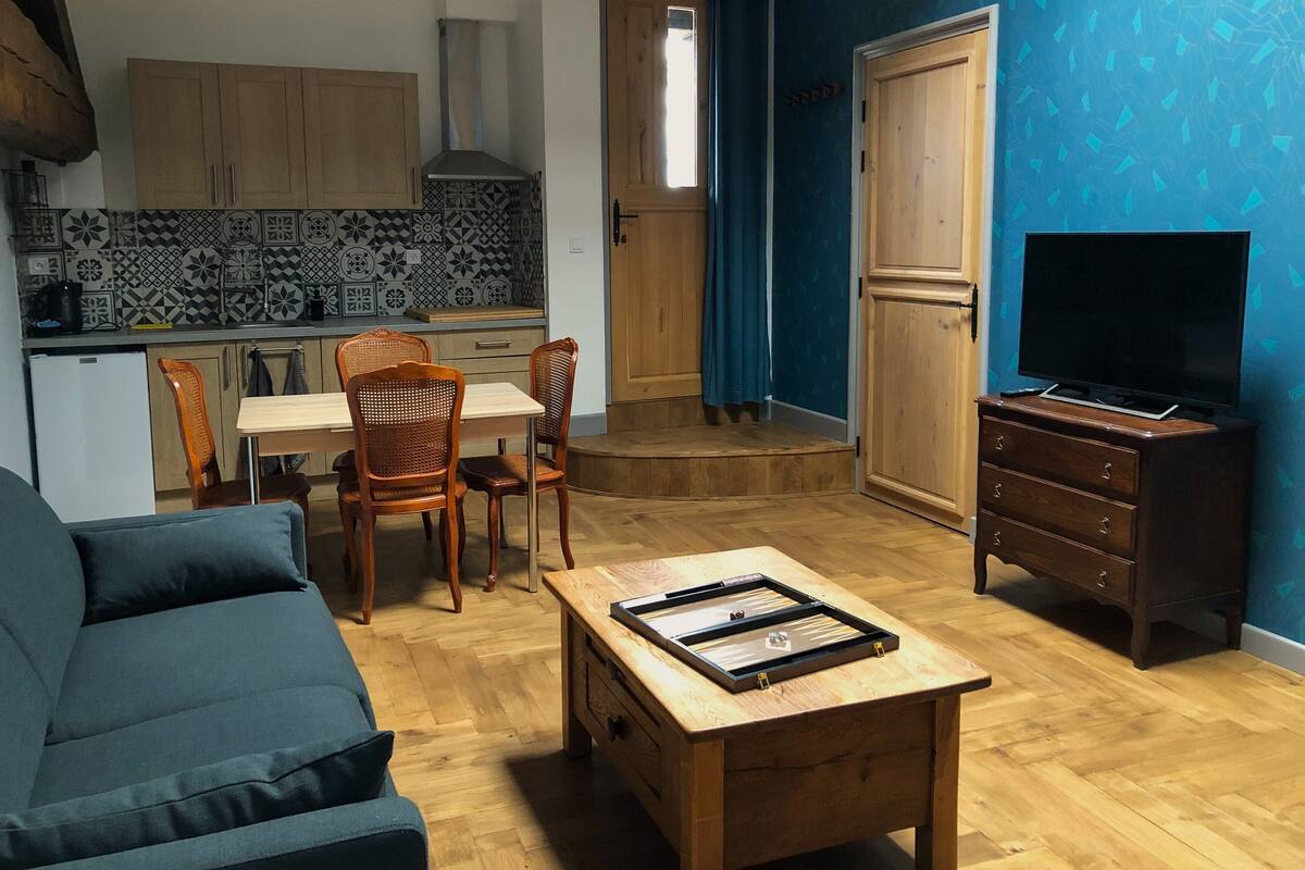 Ein Wohnzimmer mit einer Couch, einem Couchtisch und einer TV-Konsole.