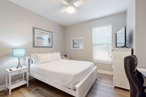 2 bedrooms, iron/ironing board, Internet, bed sheets - 2nd-floor condo near beach with balcony, outdoor pool, streaming, & washer/dryer (Santa Rosa Beach)