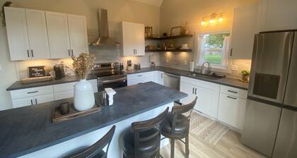5-bedroom relaxing vacation home just 12 minutes to Grand Park and Six Pence