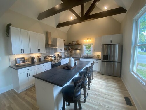 5-bedroom relaxing vacation home just 12 minutes to Grand Park and Six Pence