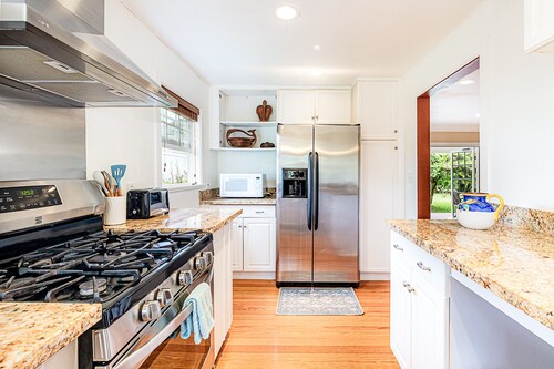 Jungle Estate - 3 Cottages, 1.5 Acres and a POOL Sleeps 9