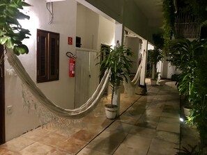 標準客房, 1 間臥室 | 起居區 | 32-吋平面電視，提供數位頻道