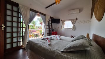 Quarto panorâmico, 1 cama King | Frigobar, Wi-Fi de cortesia, roupa de cama