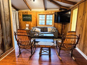 Smart TV - Blue Door Bungalow of Highlands (Highlands)