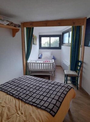 1 chambre, fer et planche à repasser, Wi-Fi gratuit, draps fournis