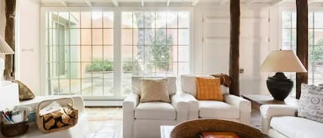 Smart-TV, peis, bøker og stereoanlegg