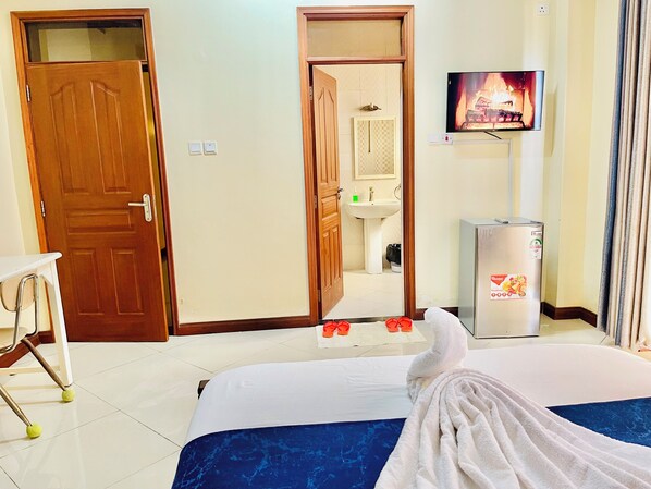 4 bedrooms, iron/ironing board, WiFi, bed sheets