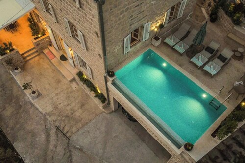 Luxury Pool Villa Feliz