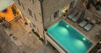 Luxury Pool Villa Feliz