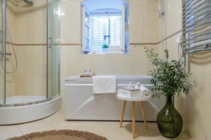 Separate bathtub and shower, bidet, towels, soap - Luxury Pool Villa Feliz (Dražin Vrt)