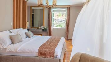 4 bedrooms, iron/ironing board, free WiFi, bed sheets