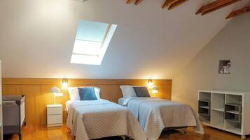 4 kamar tidur, setrika/meja setrika, Wi-Fi gratis, dan seprai linen