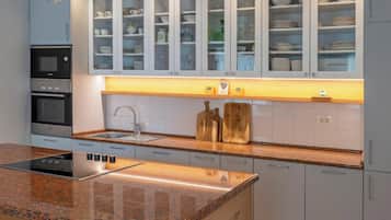 Lemari es, microwave, oven, dan kompor