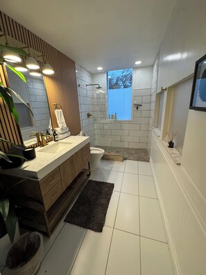 Bidet, serviettes fournies, savon, shampoing