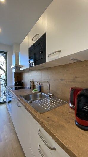 Private kitchen - Wunderschöne Ferienwohnung mit Balkon in der von Stadion und Arena (Leipzig)