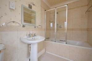 Secadora de cabello, toallas, jabón, papel de baño 