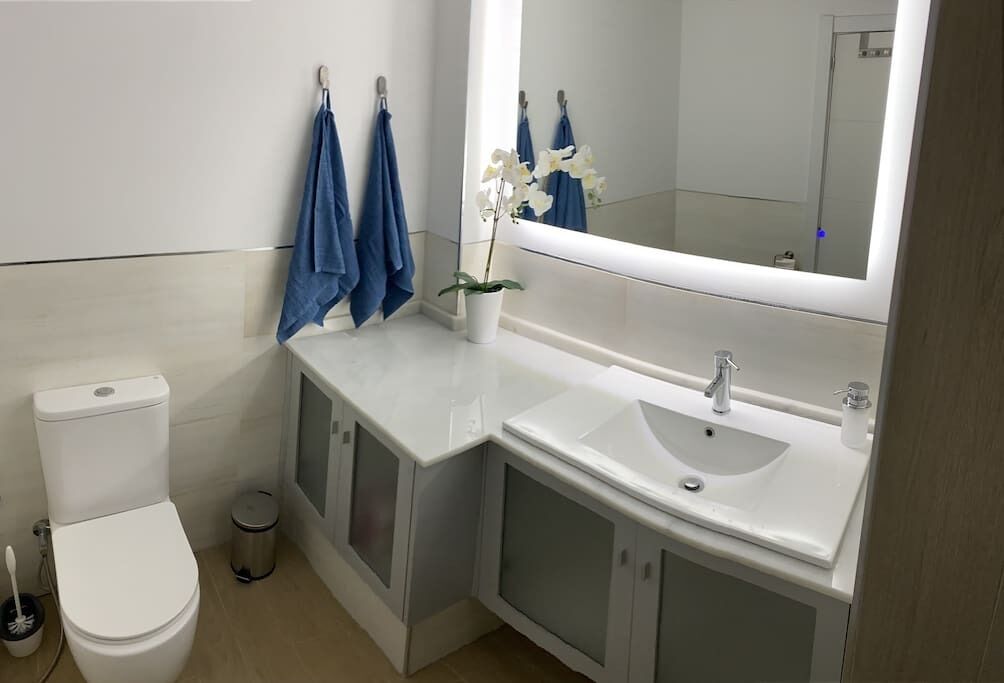baño con espejo de iluminación 