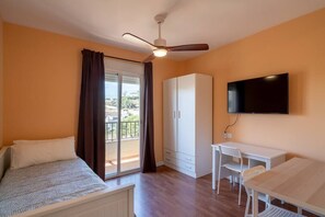 5 habitaciones, tabla de planchar con plancha, cuna de viaje y wifi 