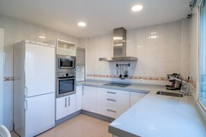 Fridge, microwave, oven, stovetop - 4-storey townhouse with chill-out, BBQ and pool (Benajarafe)