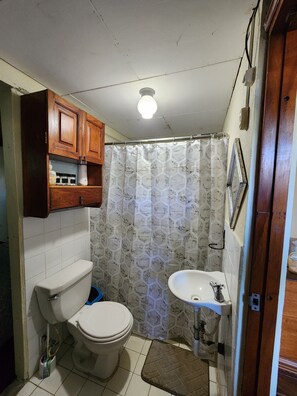 Shower, hair dryer, towels, soap - Private House 3BD- 2BH- 9 People- Wi-Fi- Fully Kitchen (Granada)