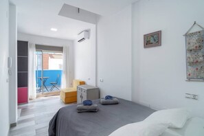 1 bedroom, iron/ironing board, travel cot, WiFi - New sunny house - Steps to beach with terrace (La Cala del Moral)